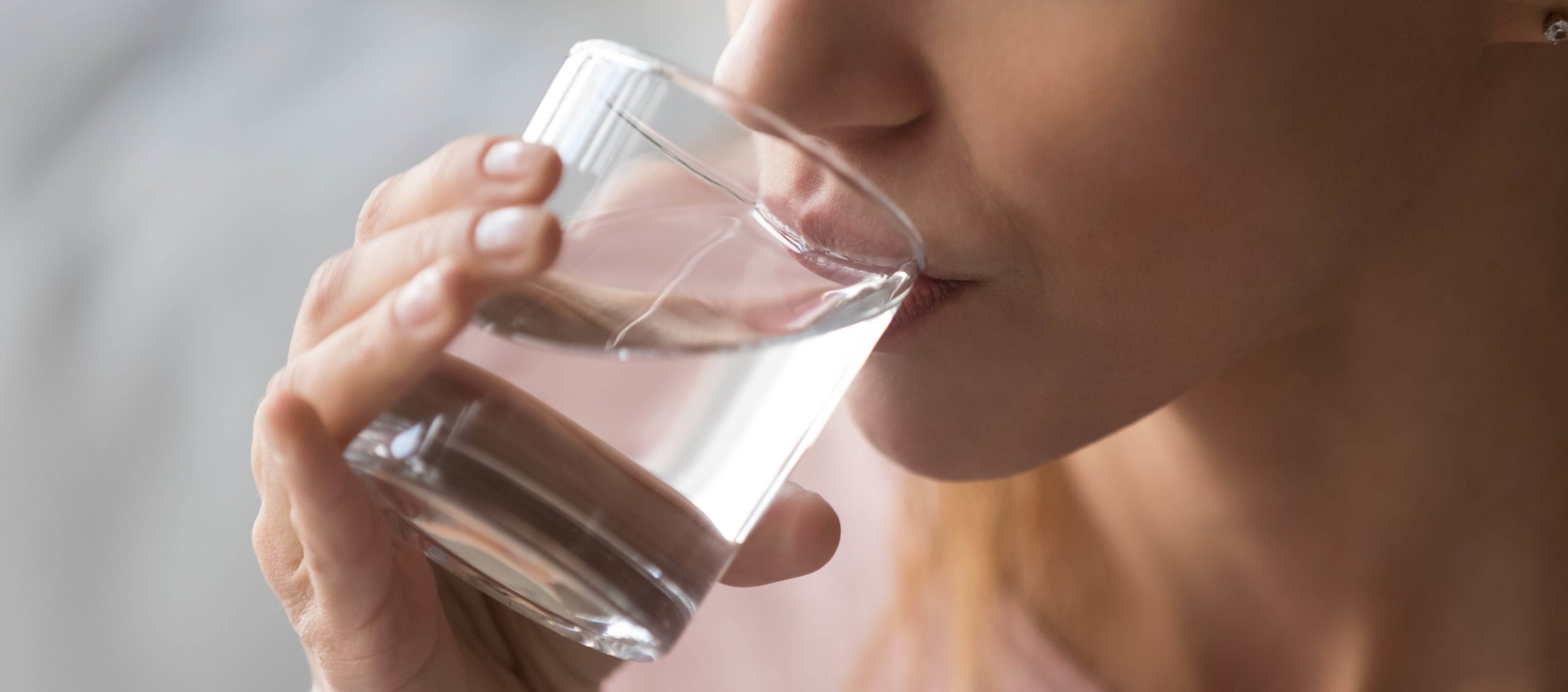 bere molta acqua e uno dei rimedi naturali per la cistite