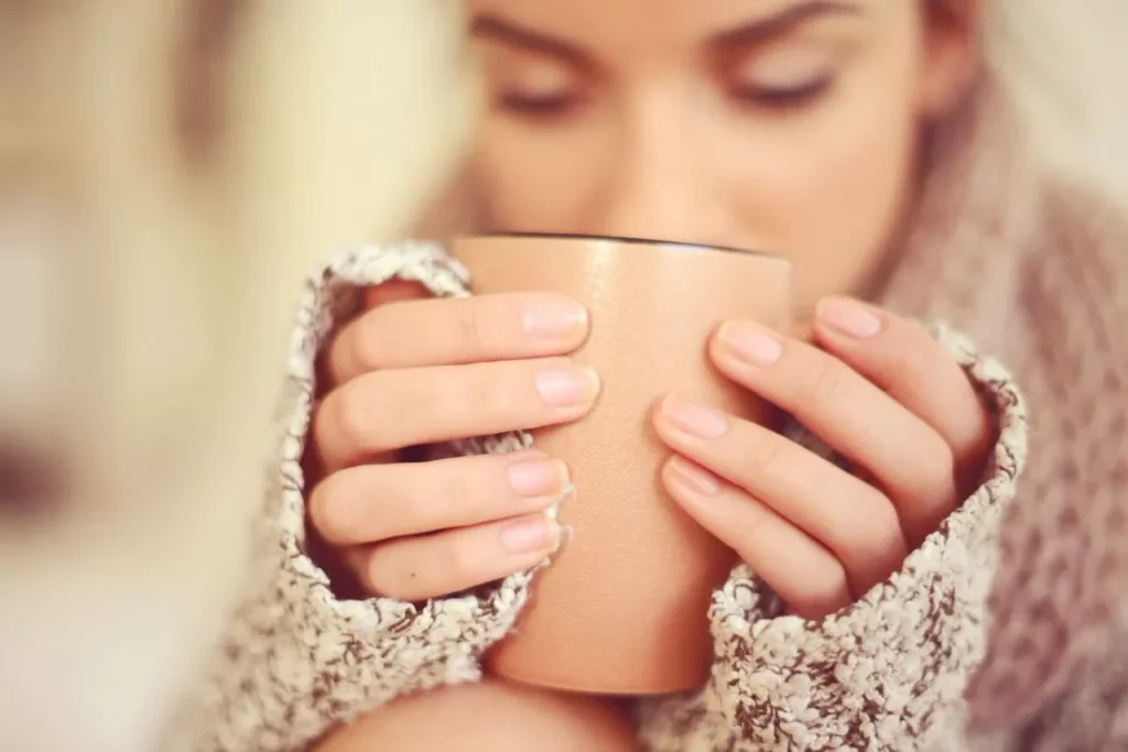 Una bevanda calda può aiutare la rinorrea causata da un raffreddore