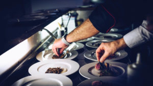 per chi ha un'allergia alimentare il rischio di andare al ristorante è quello del contatto incrociato. Vediamo come accertarsi che non avvenga