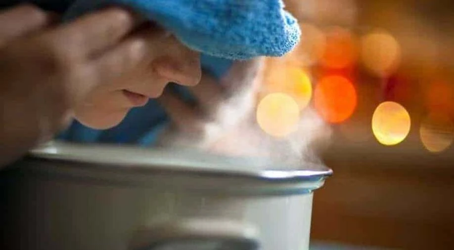 i vapori caldi sono un rimedio della nonna classico per il naso che cola