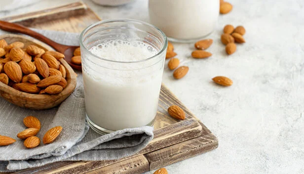 il latte di mandorla è una delle alternative ai latticini, in particolare al latte