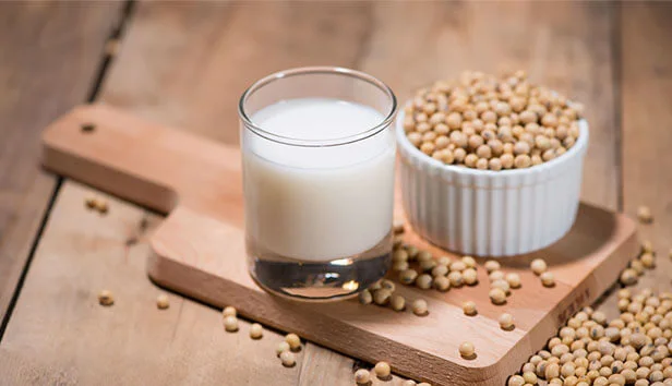 il latte di soia può sostituire il latte. Contiene quasi la stessa quantità di proteine