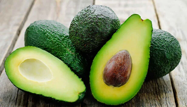 alternative ai latticini: l'avocado maturo può sostituire il burro nella cottura in forno