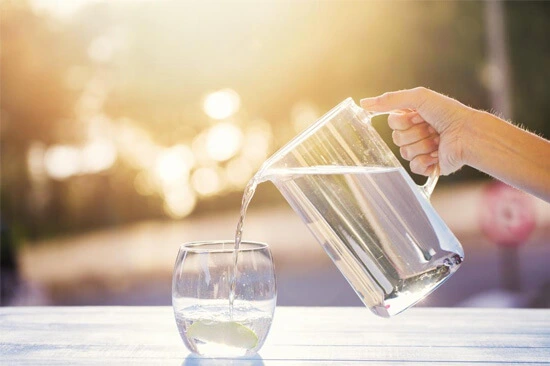bere acqua in abbondanza è uno dei rimedi per la ritenzione idrica