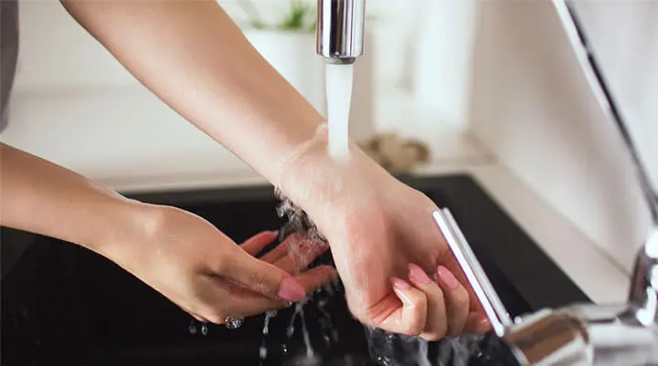 rimedi della nonna quando il corpo è accaldato: acqua sui polsi o sulle caviglie